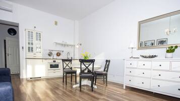 Comfort Suite, Courtyard View | Living area