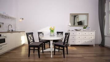 Comfort Suite, Courtyard View | Dining