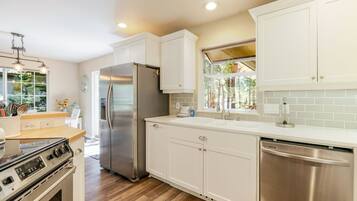 House, 3 Bedrooms | Private kitchen | Coffee/tea maker, fridge, oven, toaster