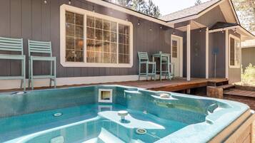 House, 3 Bedrooms | Outdoor spa tub