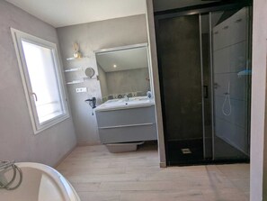 Secador de pelo, jabón, papel higiénico