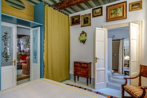 1 habitación, escritorio, tabla de planchar con plancha y cuna de viaje 