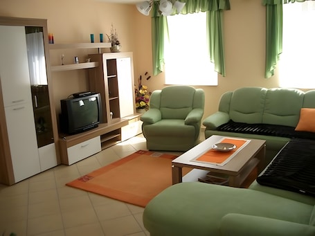 Living area. Apartment 'Fewo Am Straufhain' with Wi-Fi