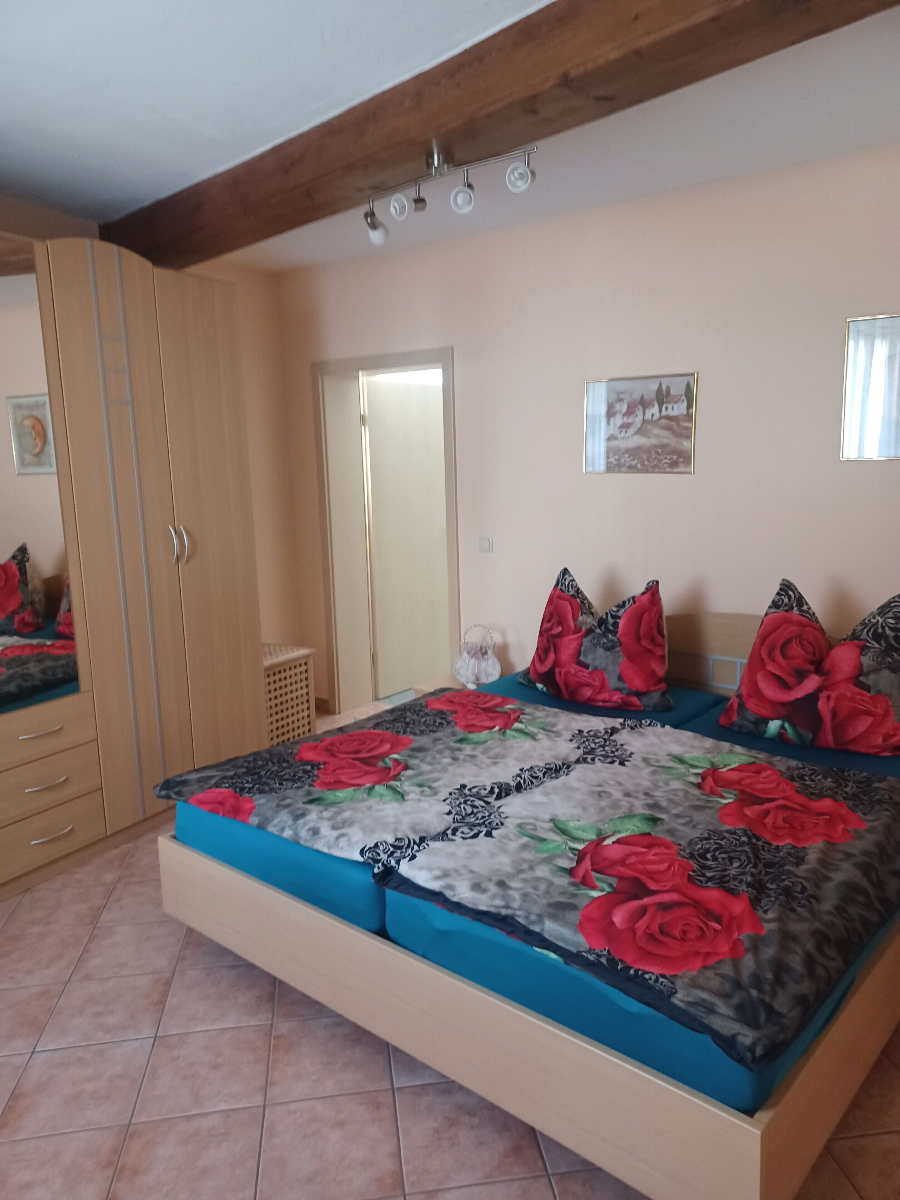 Ein Schlafzimmer mit einem Bett, einem Kleiderschrank und einer Tür.
