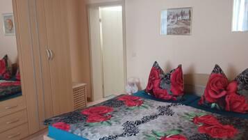 Ein Schlafzimmer mit einem Bett, einem Kleiderschrank und einer Tür.
