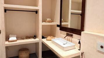 Costal Cottages | Bathroom | Shower, free toiletries, hair dryer, slippers