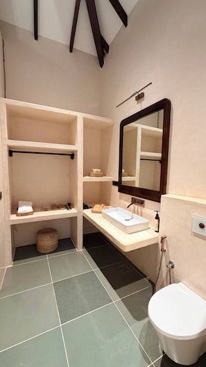 Cottage, pemandangan pantai | Kamar mandi | Shower, perlengkapan mandi gratis, pengering rambut, dan sandal