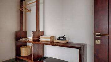 The Arabian Sea Villa | In-room safe, desk, laptop workspace, blackout drapes