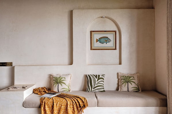 Habitación Deluxe doble, balcón, vistas parciales al mar | Caja fuerte, escritorio, espacio para trabajar con un portátil