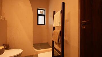 Costal Cottages | Bathroom | Shower, free toiletries, hair dryer, slippers