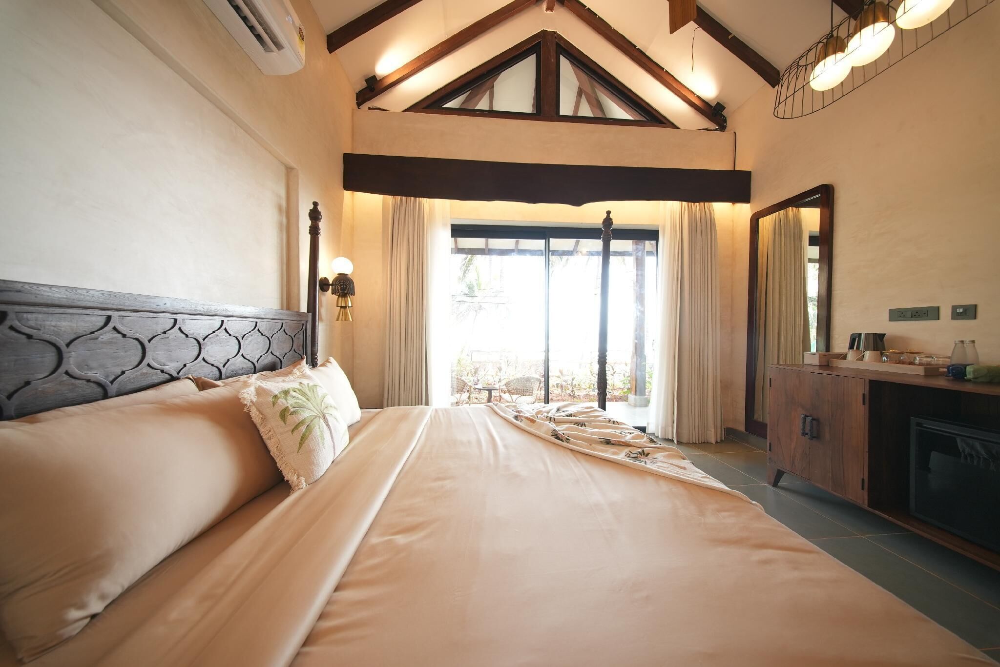 Costal Cottages | In-room safe, desk, laptop workspace, blackout drapes