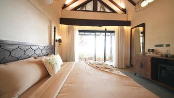 Costal Cottages | In-room safe, desk, laptop workspace, blackout drapes