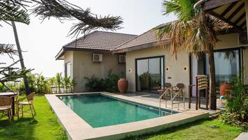The Ocean Palm Villa | In-room safe, desk, laptop workspace, blackout drapes