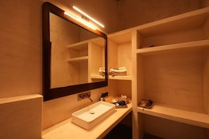 Cottage, vue piscine | Salle de bain | Douche, articles de toilette gratuits, sèche-cheveux, chaussons