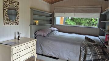 1 bedroom, bed sheets
