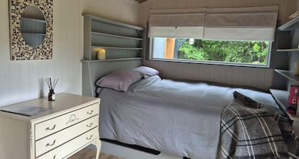 Sheperd's Hut, Sleeps 2 With Hot Tub and Garden