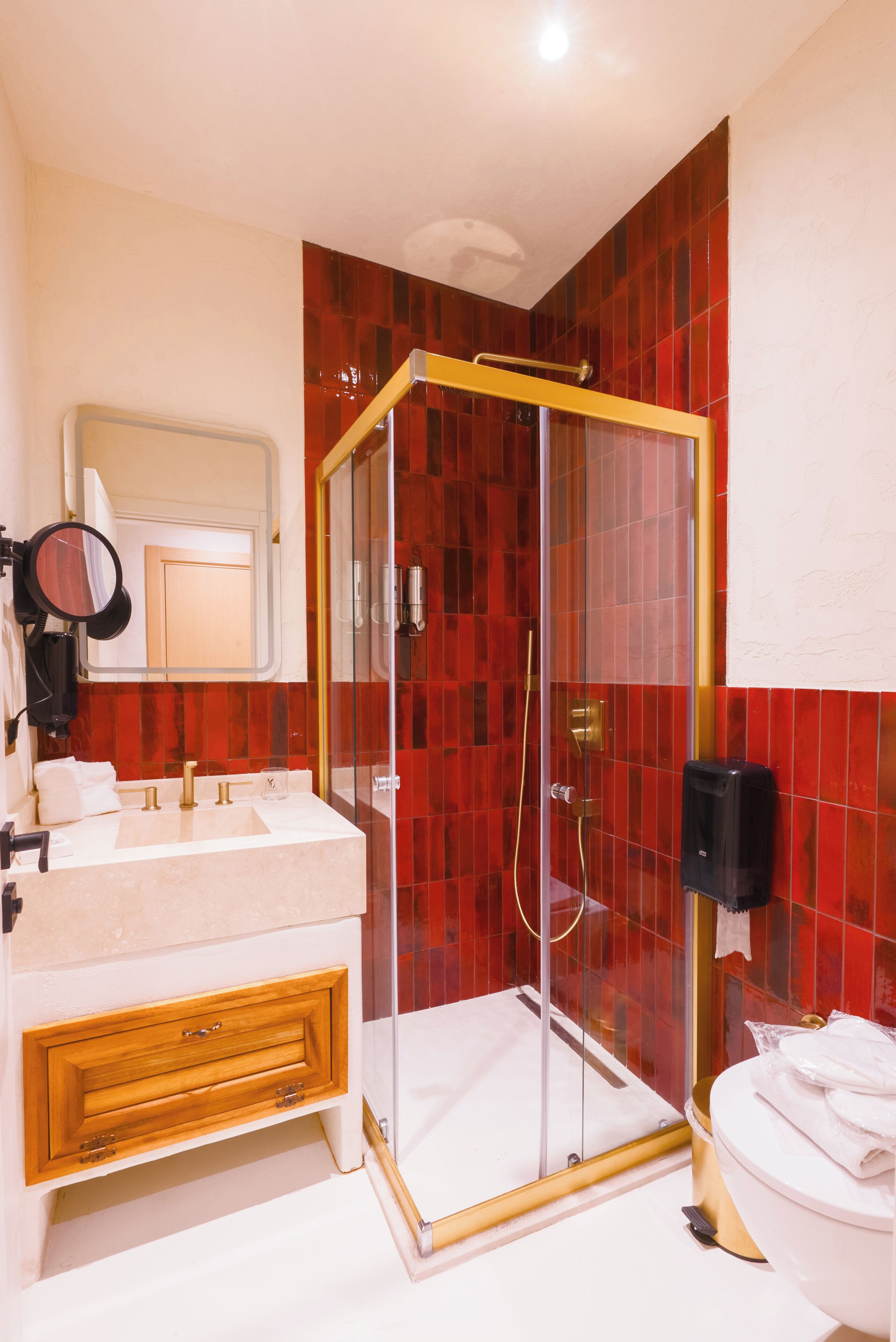 Chambre Standard, vue sur la ville | Salle de bain | Douche, séchoir à cheveux, pantoufles, serviettes fournies