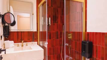 Chambre Standard, vue sur la ville | Salle de bain | Douche, séchoir à cheveux, pantoufles, serviettes fournies