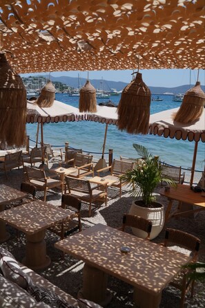 Outdoor dining - YU Townhouse (Bodrum)