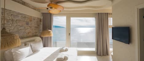 Deluxe-huone, parveke, merinäköala | Silitysrauta/-lauta, ilmainen Wi-Fi