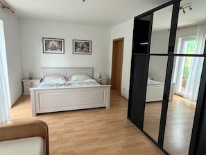 Iron/ironing board, Internet, bed sheets - Fully equipped vacation apartment in a quiet location (Kaiserslautern)
