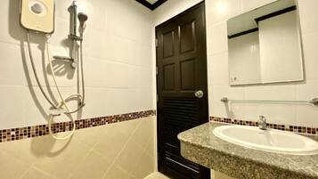 Habitación Deluxe doble, balcón, vistas a la montaña | Baño | Ducha, artículos de higiene personal gratuitos y toallas