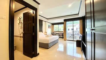 In-room safe, desk, free WiFi