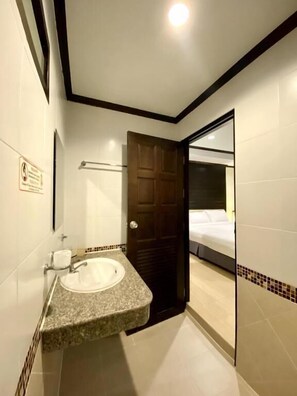 Buồng tắm vòi sen, đồ dùng nhà tắm miễn phí, khăn tắm 