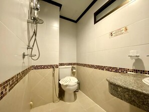 Kamar Double Superior, patio, pemandangan kota | Kamar mandi | Shower, perlengkapan mandi gratis, handuk, dan tisu toilet