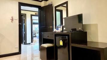 Superior Double Room, Patio, City View | Interior