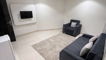 Appartement, 1 chambre | Coin séjour | Télévision à écran plat de 32 pouces avec chaînes par satellite