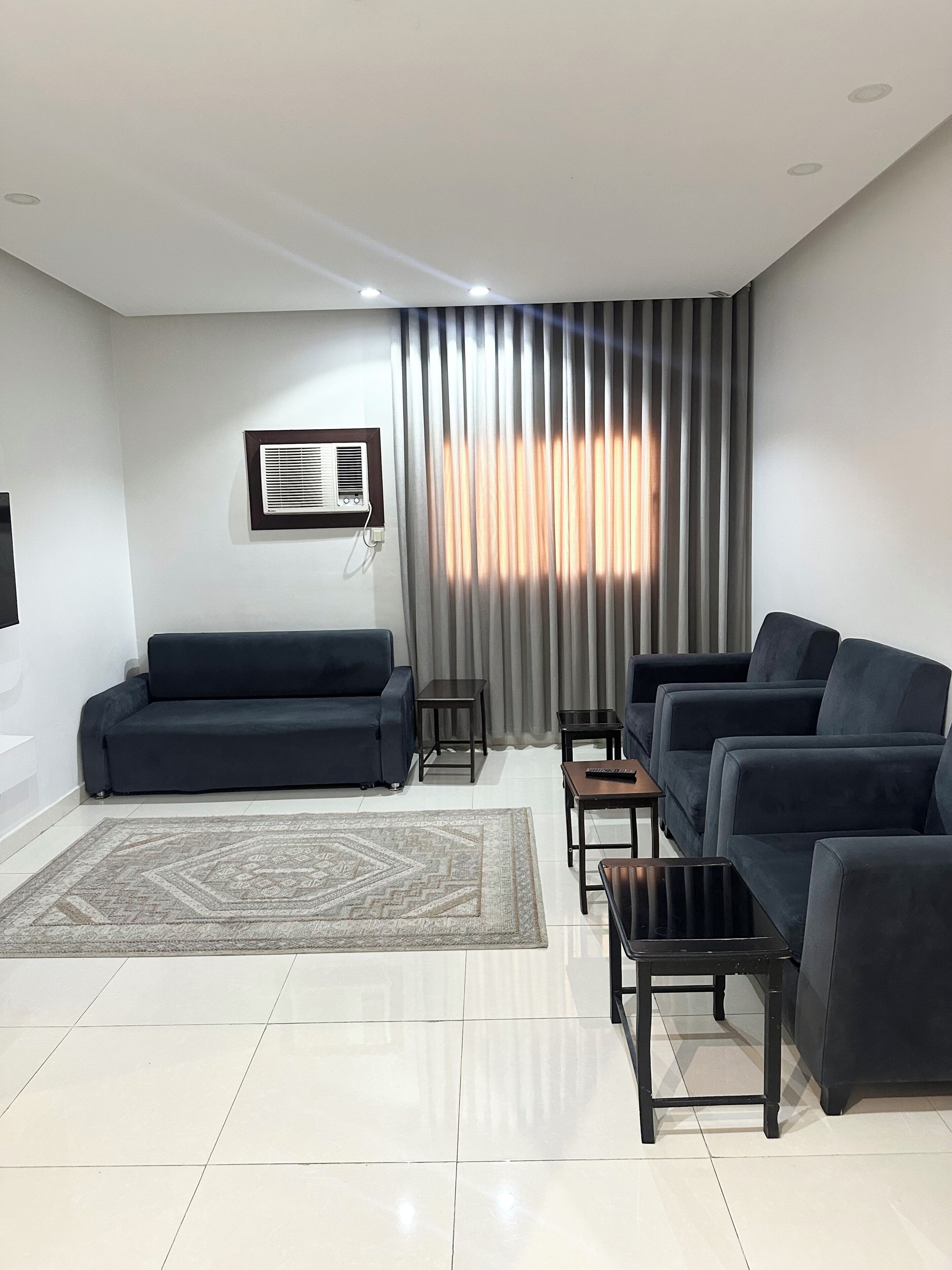 Deluxe appartement | Woonruimte | Een 32-inch flatscreentelevisie met satellietzenders