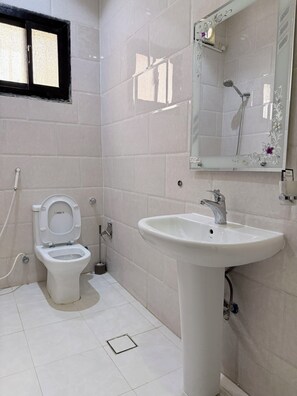 Departamento, 2 habitaciones, para no fumadores, cocineta | Baño | Amenidades de baño gratuitas, pantuflas, bidet, toallas 