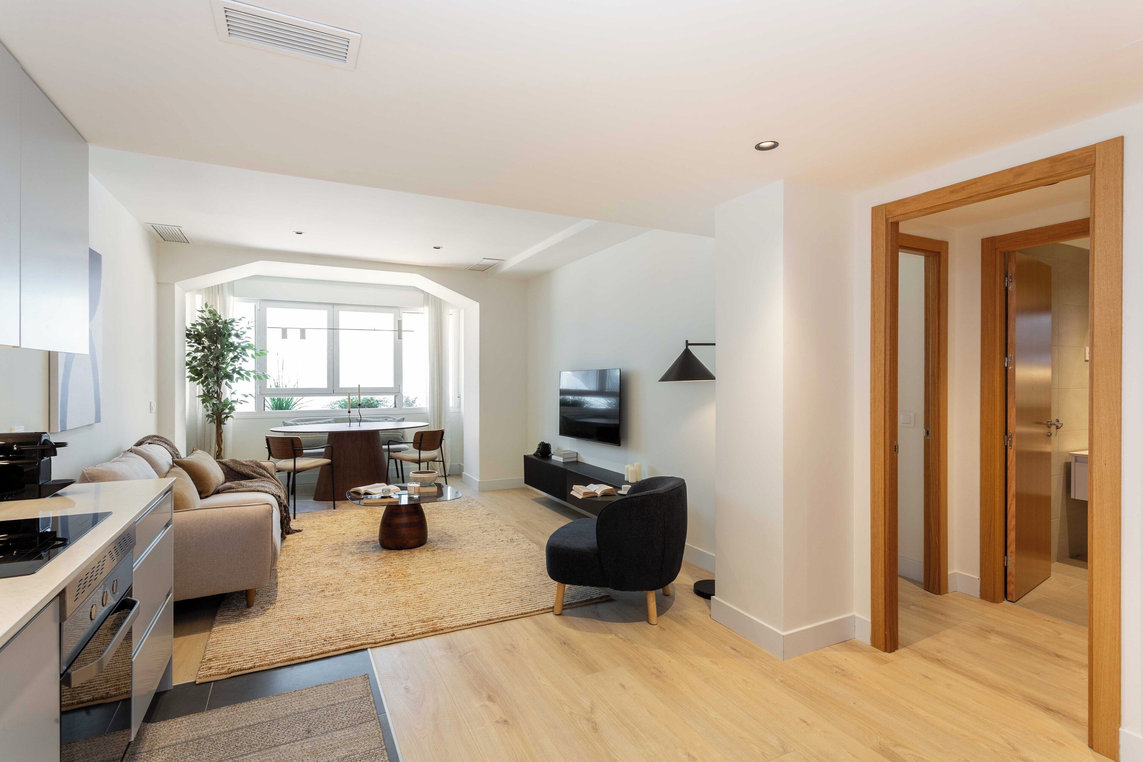 Un apartamento moderno con cocina, comedor y sala de estar.