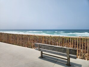 A bench by a beach with a wooden fence and a clear view of the ocean. - Large Family Villa on the Edge of the Forest—L'Orée Aloën—Lacanau Océan (Lacanau)