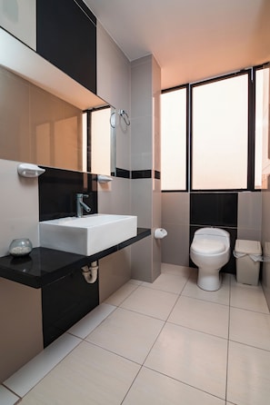 Standard Room | Bathroom | Shower, towels, soap, shampoo - Hotel el Silencio (Punta Hermosa)