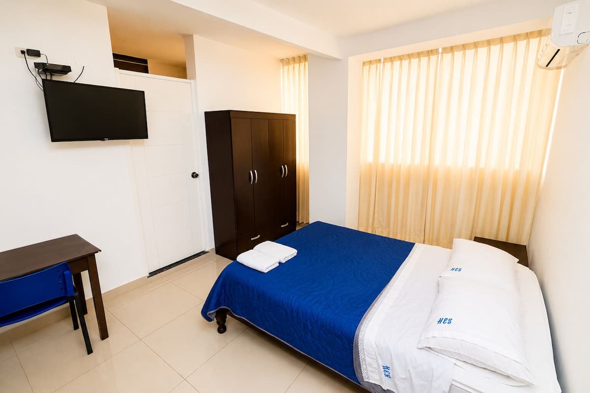 Standard Room | Desk, laptop workspace, WiFi (free), bed sheets