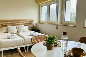 Ein Schlafzimmer mit Bett, Nachttisch und Fenster.