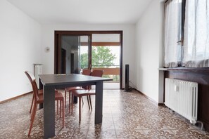 Dining - Apartment 'L'Oca Del Lago Lakeview' with Lake View, Private Terrace and Wi-Fi (Laveno-Mombello)