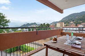 Outdoor dining - Apartment 'L'Oca Del Lago Lakeview' with Lake View, Private Terrace and Wi-Fi (Laveno-Mombello)