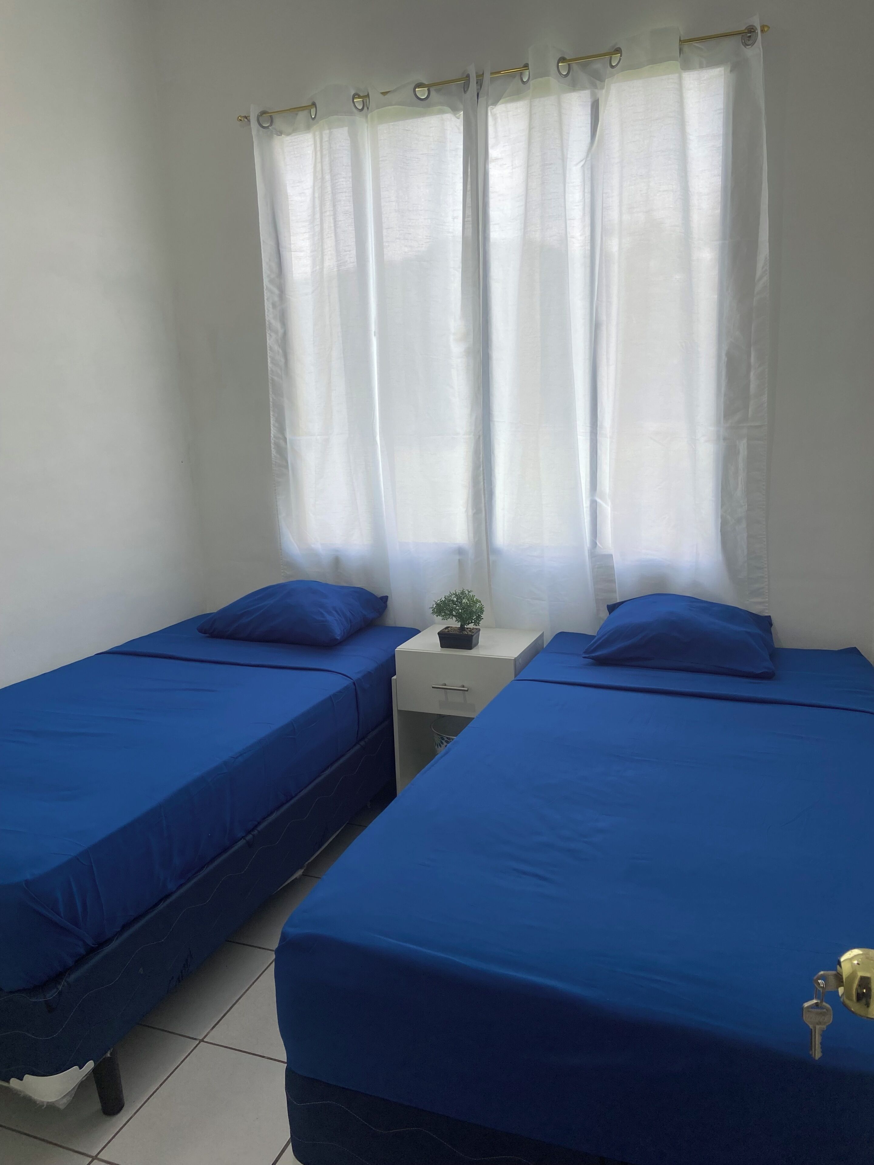 2 bedrooms, iron/ironing board, internet