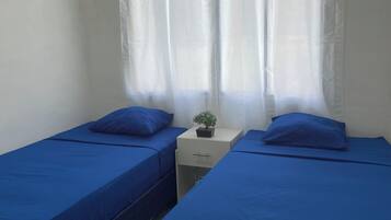 2 bedrooms, iron/ironing board, internet