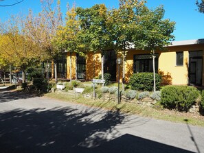A yellow building with a sign reading 'MARKET ALIMENTARI.' - 2-bed Tuscan Mobile Home With Garden (Bucine)