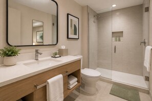 Superior-Zimmer | Badezimmer | Kostenlose Toilettenartikel, Haartrockner, Handtücher, Seife