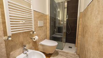 Doccia, bidet, sapone