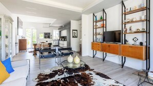 A modern living room with a glass coffee table, a cowhide rug, and a TV on a wooden cabinet. - Beautiful private villa for 6 people with A/C, WIFI and veranda (Fano)