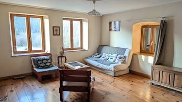 Fernseher, Kamin, DVD-Player, Stereoanlage