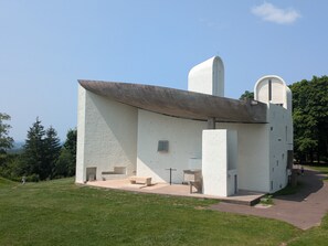 A modern building with a curved roof, a central tower, and a small window. - Charming Cottage near the Vosges, Pets Welcome (Champagney)