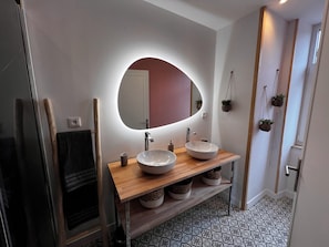 Bathroom - Vrbo Property (Sainte-Mère-Église)