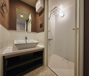 Shower, hair dryer, slippers, towels - Moat Inside Hakata (Fukuokasi Hakataku)